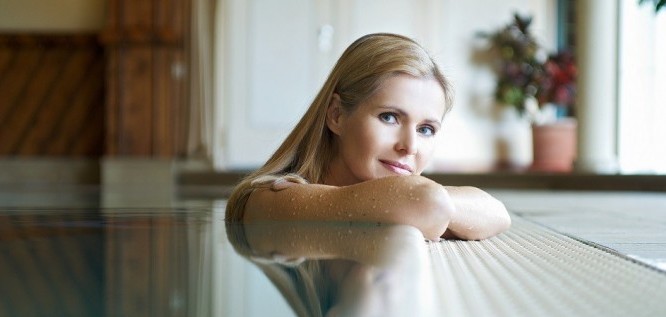 Entspannen im tollen Panorama-Hallenbad – Schüle's Gesundheitsresort & Spa – Allgäu | Bayern