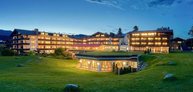 Hausansicht während einer Sommernacht – Schüle's Gesundheitsresort & Spa – Allgäu | Bayern