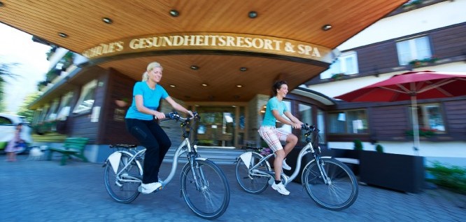 Zwei Frauen fahren Fahrrad – Schüle's Gesundheitsresort & Spa – Allgäu | Bayern