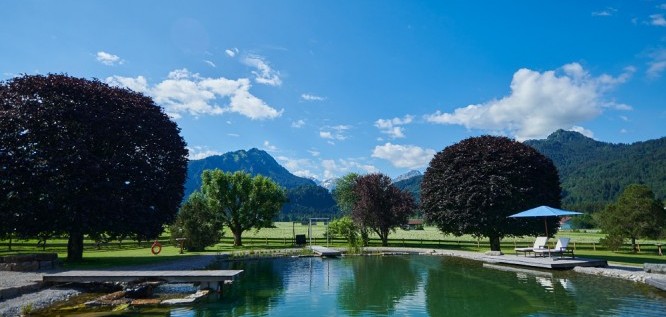 Naturteich PanoramaQUELL mit Blick auf die Allgäuer Alpen – Schüle's Gesundheitsresort & Spa | Allgäu | Bayern