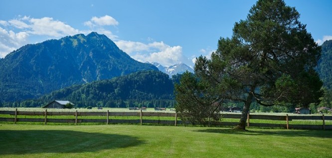 Panoramablick vom Garten auf die Allgäuer Alpen – Schüle's Gesundheitsresort & Spa | Allgäu | Bayern