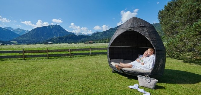 Paar in Bademäntel entspannt im Bienenkorb - Schüle's Gesundheitsresort & Spa |Allgäu | Bayern