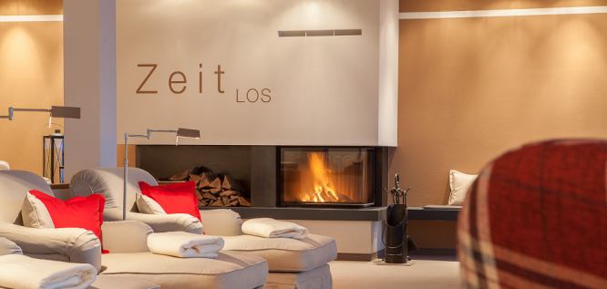 Zeit für Sie in der Entspannungslounge ZeitLOS mit offenem Kamin und gemütlichen Liegen – Schüle's Gesundheitsresort & Spa – Allgäu | Bayern