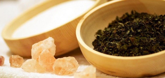 Teeschale und Salz für eine Wellnessanwendung – Schüle's Gesundheitsresort & Spa – Allgäu | Bayern