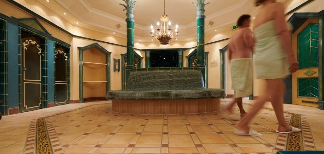 Zwei Personen in der Saunalandschaft Marinium | Schüle's Gesundheitsresort & Spa – Allgäu | Bayern 