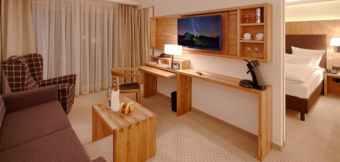 Wohnbereich und Schlafbereich in der Suite Edelweiß – Schüle's Gesundheitsresort & Spa – Allgäu | Bayern