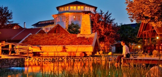 Herbstliche Atmosphäre am Schlossteich - Wellnesshotel Seeschlößchen | Privat-SPA & Naturresort – Niederlausitz/Brandenburg