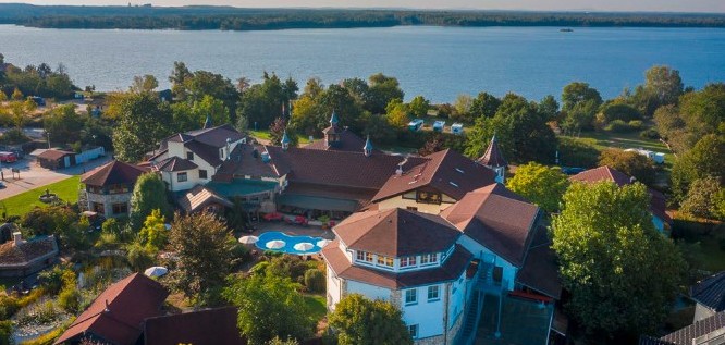 Luftaufnahme mit See - Wellnesshotel Seeschlößchen | Privat-SPA & Naturresort – Niederlausitz/Brandenburg