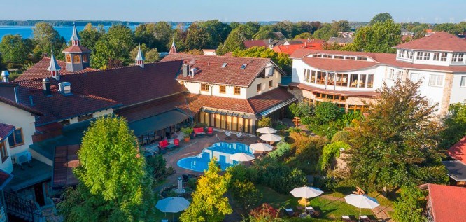Luftaufnahme mit Senftenberger See - Wellnesshotel Seeschlößchen | Privat-SPA & Naturresort – Niederlausitz/Brandenburg