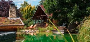 Schwimmteich mit MaaSauna und Hütten-Appartment im Wellnesshotel Seeschlößchen | Privat-SPA & Naturresort – Niederlausitz/Brandenburg