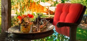 Sitzecke unterm Pavillon im Wellnesshotel Seeschlößchen | Privat-SPA & Naturresort – Niederlausitz/Brandenburg