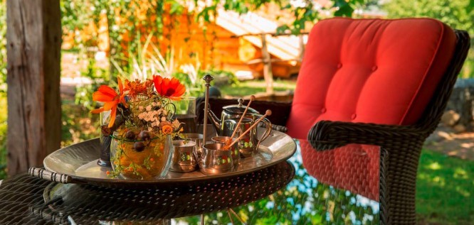 Sitzecke unterm Pavillon im Wellnesshotel Seeschlößchen | Privat-SPA & Naturresort – Niederlausitz/Brandenburg