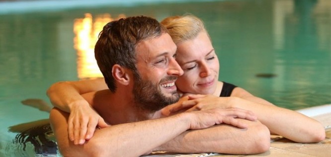 Die Zeit mit dem Partner im Pool genießen - Wellnesshotel Seeschlößchen | Privat-SPA & Naturresort – Niederlausitz/Brandenburg