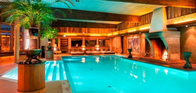 Romantic indoor pool with fireplace - Wellnesshotel Seeschloesschen - Private SPA & Nature Resort – Lower Lusatia/Brandenburg
