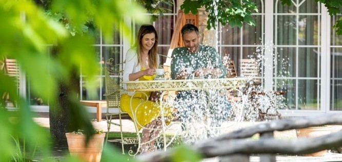 Couple drinking coffee by the castle pond – Wellnesshotel Seeschloesschen | Privat-SPA & Naturresort – Niederlausitz/Brandenburg