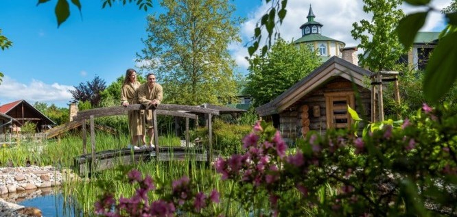 Couple on a bridge in the Wellness Garden – Wellnesshotel Seeschloesschen | Privat-SPA & Naturresort – Niederlausitz/Brandenburg