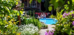Pärchen am Außenpool – Wellnesshotel Seeschlößchen | Privat-SPA & Naturresort – Niederlausitz/Brandenburg