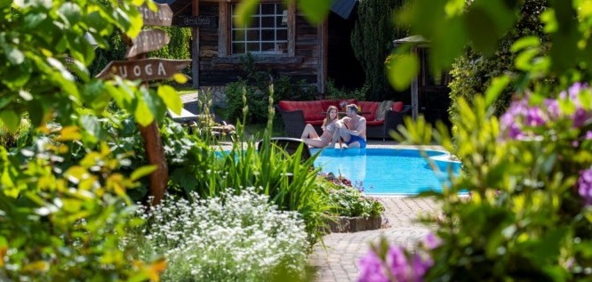 Couple at the outdoor pool – Wellnesshotel Seeschloesschen | Privat-SPA & Naturresort – Niederlausitz/Brandenburg