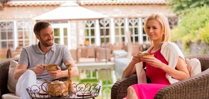 Pärchen trinkt am Schlossteich Tee - Wellnesshotel Seeschlößchen | Privat-SPA & Naturresort – Niederlausitz/Brandenburg