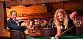 Paar spielt Billard in der Bar - Wellnesshotel Seeschlößchen | Privat-SPA & Naturresort – Niederlausitz/Brandenburg