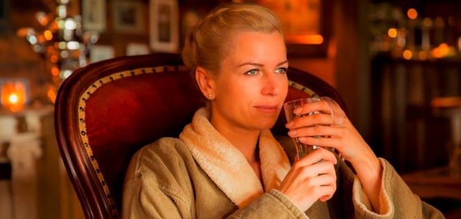 Frau trinkt ein Glas Tee im Wellnessrestaurant - Wellnesshotel Seeschlößchen | Privat-SPA & Naturresort – Niederlausitz/Brandenburg