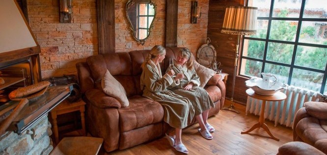 Freundinnen entspannen im Brotbad Wellnesshotel Seeschlößchen | Privat-SPA & Naturresort – Niederlausitz/Brandenburg