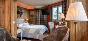 Blick in die Garten Suite auf das gemütliche Bett im Landhausstil - Wellnesshotel Seeschlößchen | Privat-SPA & Naturresort – Niederlausitz/Brandenburg