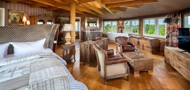 Panorama Suite im luxuriösen Landhausstil mit freistehender Badewanne - Wellnesshotel Seeschlößchen | Privat-SPA & Naturresort – Niederlausitz/Brandenburg