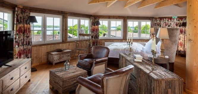 Panorama Suite mit opulentem King Size Bett und Blick auf den See - Wellnesshotel Seeschlößchen | Privat-SPA & Naturresort – Niederlausitz/Brandenburg