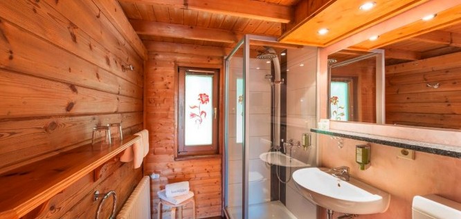 Badezimmer im Hütten-Appartment - Wellnesshotel Seeschlößchen | Privat-SPA & Naturresort – Niederlausitz/Brandenburg