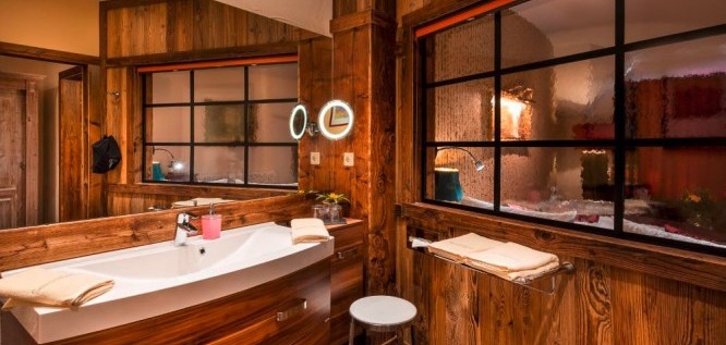 Badezimmer mit Blick in den Wohnbereich im Wellnesszimmer Deluxe - Wellnesshotel Seeschlößchen | Privat-SPA & Naturresort – Niederlausitz/Brandenburg
