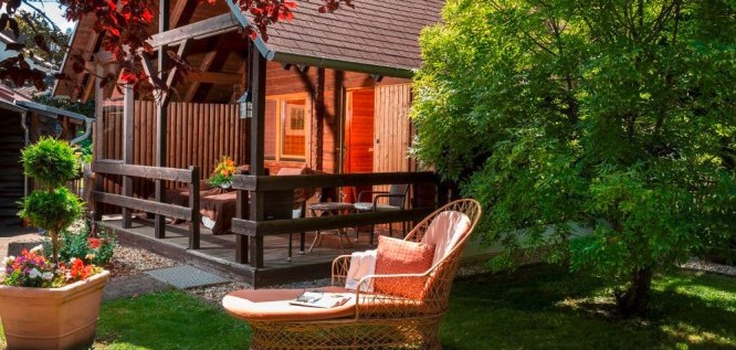 Hütten Appartment mit eigener Terrasse im Grünen im Wellnesshotel Seeschlößchen | Privat-SPA & Naturresort – Niederlausitz/Brandenburg –