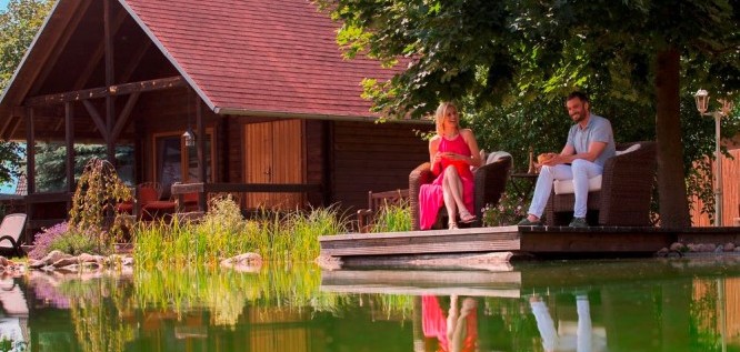 Pärchen sitzt am Schlossteich im Wellnesshotel Seeschlößchen | Privat-SPA & Naturresort – Niederlausitz/Brandenburg –