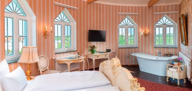 Traumblick über Wellnessgarten und See aus der Turm Suite im Wellnesshotel Seeschlößchen | Privat-SPA & Naturresort – Niederlausitz/Brandenburg