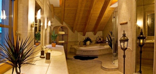 Großes Bad in der Schloss Suite – Wellnesshotel Seeschlößchen | Privat-SPA & Naturresort – Niederlausitz/Brandenburg