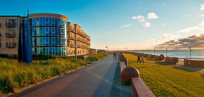 Hausansicht mit Strand-Promenade - Strandhotel Georgshöhe Spa & Resort – Norderney – Nordsee