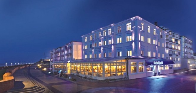 Aussenansicht am Abend - Strandhotel Georgshöhe Spa & Resort – Norderney – Nordsee