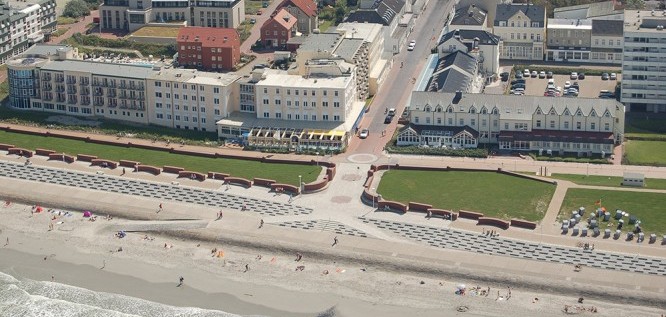 Das Strandhotel Georgshöhe auf Norderney mit Strand und Wattenmeer aus der Luft aufgenommen