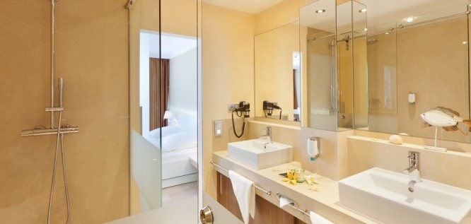 Doppelzimmer Superior Badezimmer - Strandhotel Georgshöhe - Norderney - Nordsee