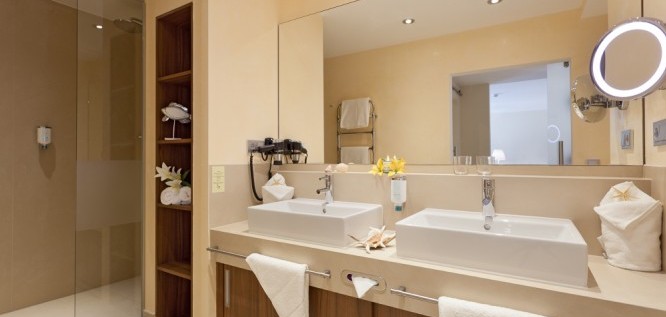 Doppelzimmer Superior Plus Badezimmer - Strandhotel Georgshöhe - Norderney - Nordsee