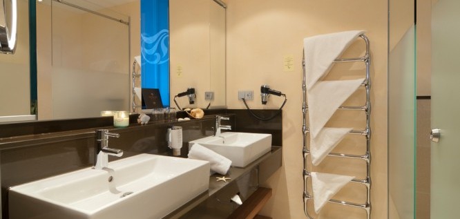 Doppelzimmer Supreme Badezimmer - Strandhotel Georgshöhe - Norderney - Nordsee