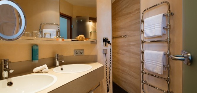 Familienzimmer Sportive Badezimmer - Strandhotel Georgshöhe - Norderney - Nordsee