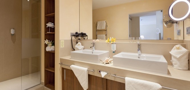 Familienzimmer Superior Badezimmer - Strandhotel Georgshöhe - Norderney - Nordsee