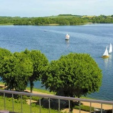 Blick vom Vitalia Seehotel auf den Segeberger See mit Segelboten - Bad Segeberg - Holsteinische Schweiz