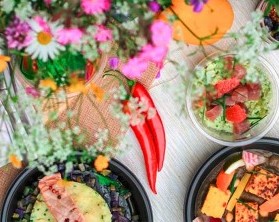 Reich gedeckter Tisch mit Speisen