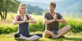 Paar Yoga im Grünen | Wellness-Hotels & Resorts Paar bei gemeinsamer Yoga-Übung | Wellness-Hotels & Resorts