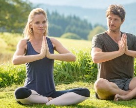 Paar bei gemeinsamer Yoga-Übung | Wellness-Hotels & Resorts