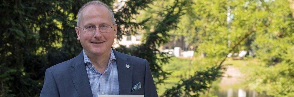 PM Ntv Online-Portale Award 2018 Online-Award in den Händen von Michael Altewischer