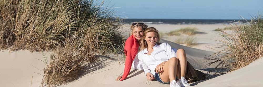 Wellness in den Wechseljahren Mutter und Tochter am Dünenstrand