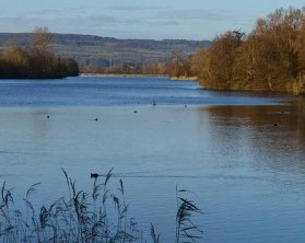 Abendstimmung am See im Saarland
